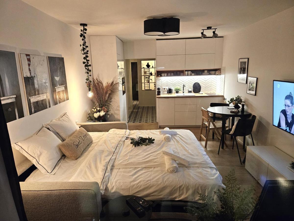Design Apt In Old Town-Free Parking-Balcony Bratislava Eksteriør billede